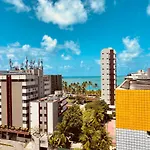 Quarto e sala com piscina próximo à praia