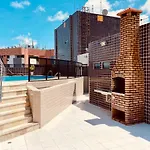 Quarto e sala com piscina próximo à praia