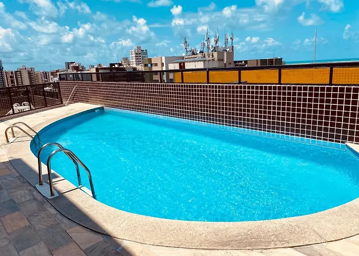 Quarto e sala com piscina próximo à praia