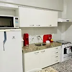 Quarto e sala com piscina próximo à praia
