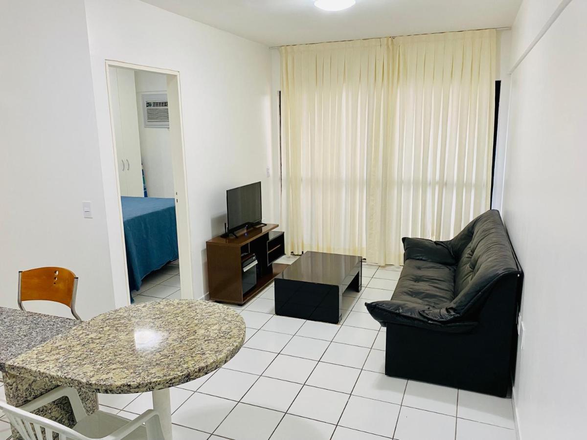 E Sala Com Piscina Proximo A *